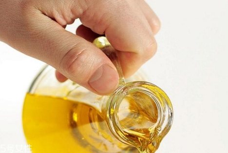 核桃油能炒菜吗?答案令人想不到,核桃油能炒菜吗还是只是凉拌