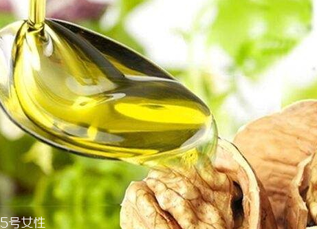 核桃油可以炒菜吗?,自己榨的核桃油可以炒菜吗 核桃油可以炒菜吗?,自己榨的核桃油可以炒菜吗