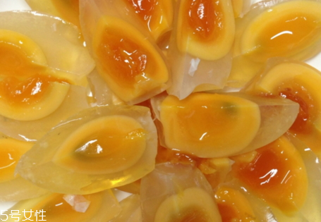 蛋黄酱和咸蛋黄酱有什么区别,黄豆酱是甜的还是咸的