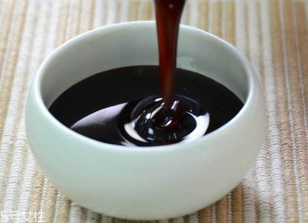 黑蜂蜜和普通蜂蜜的区别,黑蜂蜜的作用