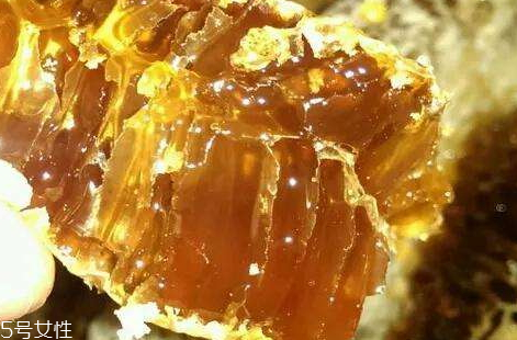 蜂蜜苦正常吗,蜂蜜会苦正常吗?