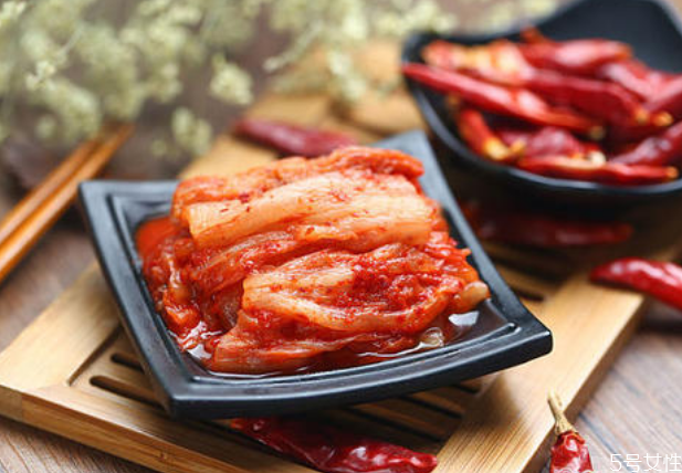 泡菜上面有白沫怎么办,泡菜有白色泡沫怎么办