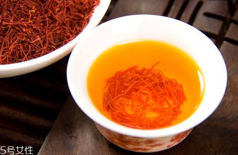 不粘锅煎蛋要放油吗,不粘锅可以不用油煎蛋吗