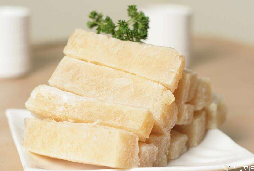 怎样用冰箱做冻豆腐,放在冰箱里的冻豆腐怎么做好吃