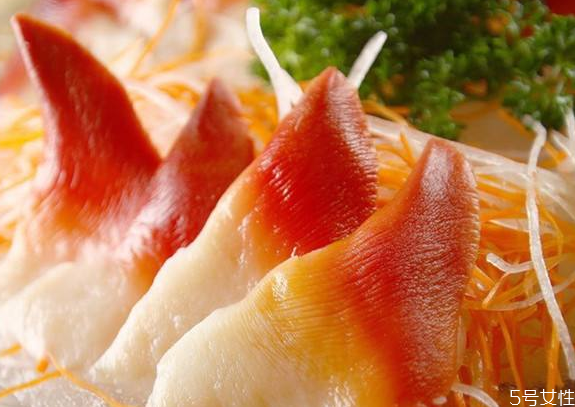 吃刺身为什么要加柠檬,刺身里的柠檬干什么用的 吃刺身为什么要加柠檬,刺身里的柠檬干什么用的