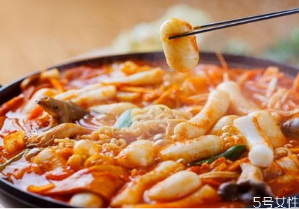 火锅年糕怎么做好吃又简单,年糕火锅都有哪些食材