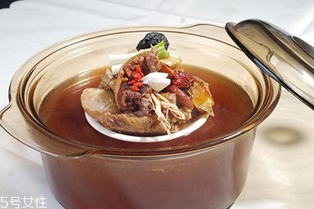 杜仲猪骨汤的功效和做法,杜仲猪骨汤补腰的