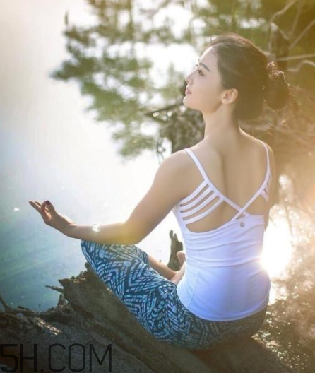 练瑜伽治颈椎病要注意什么(有颈椎病的人练瑜伽要注意些什么) 练瑜伽治颈椎病要注意什么(有颈椎病的人练瑜伽要注意些什么)