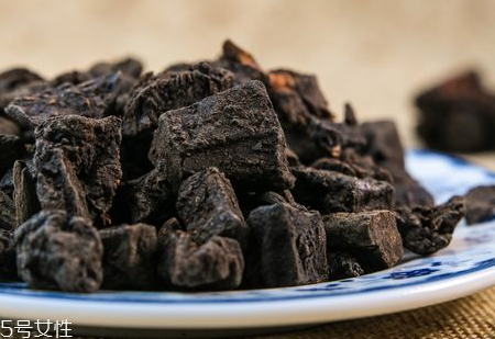 何首乌泡酒比例是多少,何首乌泡酒喝的功效