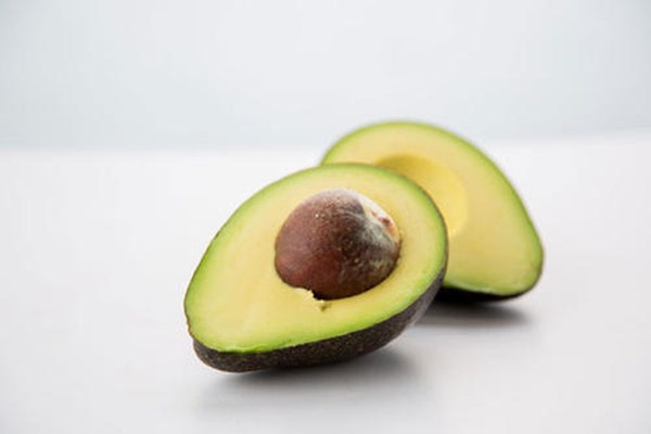 牛油果表皮光滑好吗(牛油果表皮光滑和粗糙)