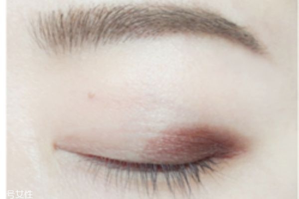 梅子色眼影画法,桃色眼影的画法步骤图