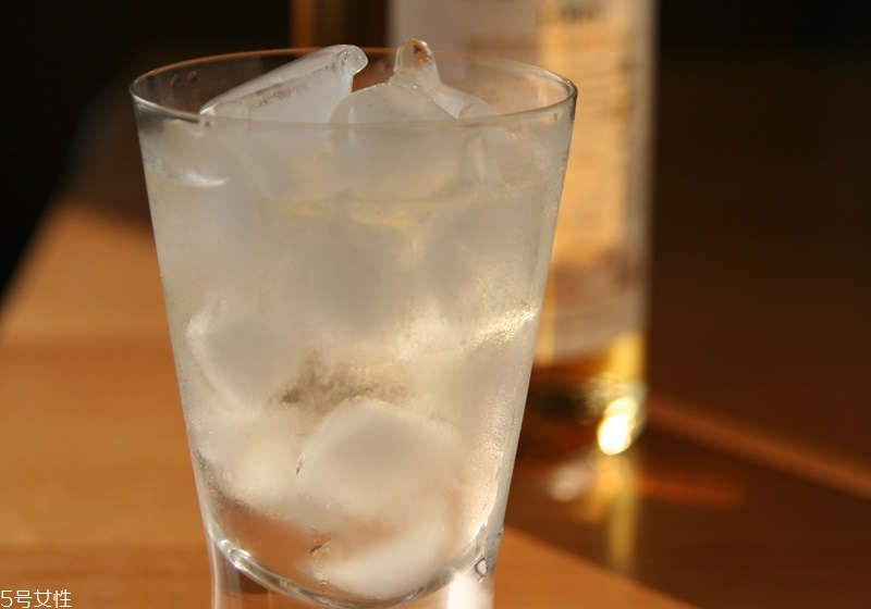 威士忌餐前还是饭后喝,威士忌饮用方式 威士忌餐前还是饭后喝,威士忌饮用方式