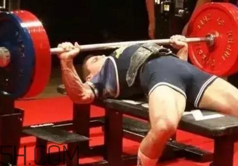 卧推发力技巧(卧推怎么发力)