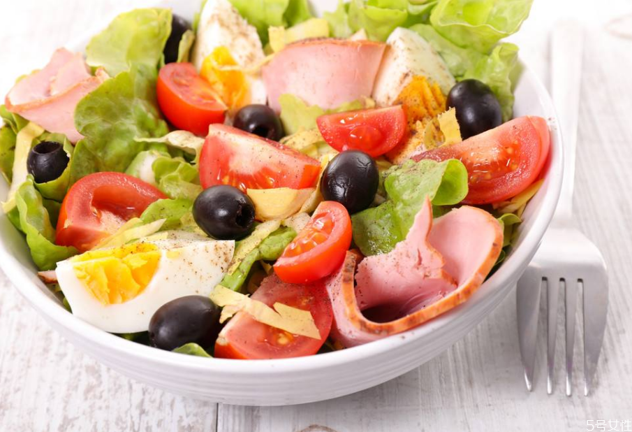 沙拉可以提前一晚做好吗,沙拉晚上做第二天吃可以吗