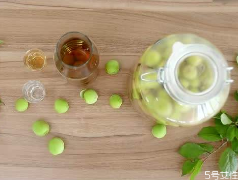 青梅酒一次喝多少合适,青梅酒多少一瓶啊