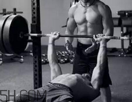 卧推怎么练(卧推怎么练下胸) 卧推怎么练(卧推怎么练下胸)