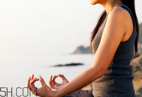 在家练瑜伽房间准备什么(去瑜伽馆练瑜伽需要准备什么)