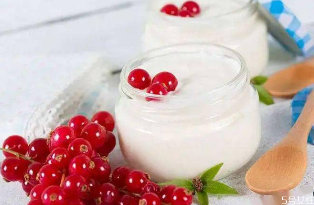 酸奶喝不完怎么办,酸奶喝不完怎么做美食