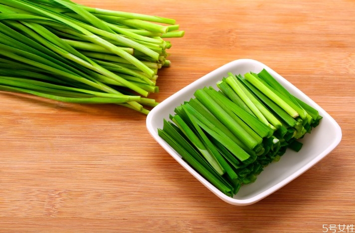 野韭菜一般长在什么地方图片,野韭菜长什么样子图