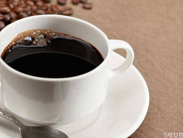 白色衣服上的咖啡渍如何清洗,白色衣服弄上咖啡渍怎么办 白色衣服上的咖啡渍如何清洗,白色衣服弄上咖啡渍怎么办