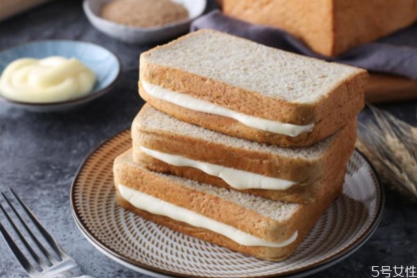 减肥为什么吃全麦面包不吃米饭,减肥为什么吃全麦面包热量 减肥为什么吃全麦面包不吃米饭,减肥为什么吃全麦面包热量