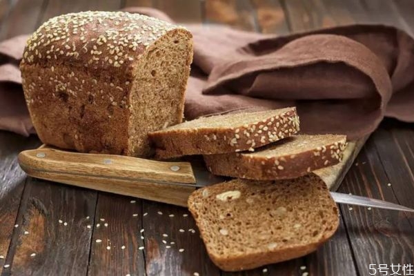 全麦面包吃了会便秘吗,每天吃全麦面包会上火吗