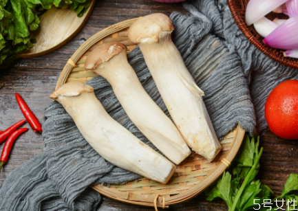 鸡腿菇为什么炒出来苦呀,鸡腿菇炒出来发苦能吃么