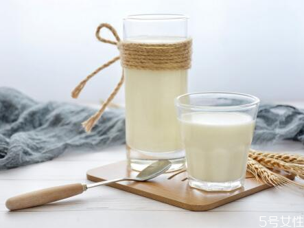 晚上空腹喝酸奶可以减肥吗,空腹喝酸奶可以减肥吗?