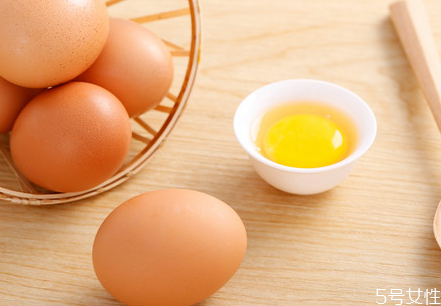 婴儿为啥不能吃鸡蛋清,婴儿能不能吃鸡蛋清 婴儿为啥不能吃鸡蛋清,婴儿能不能吃鸡蛋清