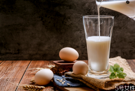 牛奶可以和可乐一起喝吗?,一杯酸牛奶 牛奶可以和可乐一起喝吗?,一杯酸牛奶