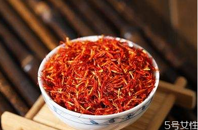 川红花泡水喝一次放多少,红花泡水放多少合适 川红花泡水喝一次放多少,红花泡水放多少合适