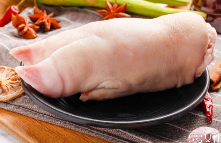 猪蹄焯水是冷水下锅还是热水下锅,煮猪蹄冷水下锅还是热水下锅