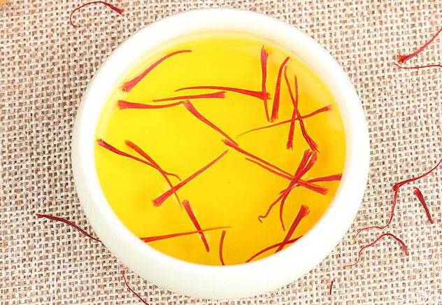 藏红花泡酒是什么颜色,藏红花泡酒后藏红花是什么颜色