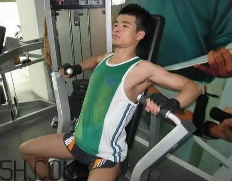 坐姿推胸姿势要点(坐姿推胸动作要领) 坐姿推胸姿势要点(坐姿推胸动作要领)