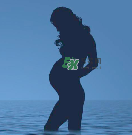 游泳技巧怎样不往下沉(游泳技巧怎样不往下沉蛙泳)