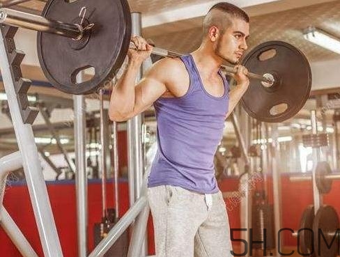 杠铃深蹲动作规范(杠铃深蹲的标准动作) 杠铃深蹲动作规范(杠铃深蹲的标准动作)