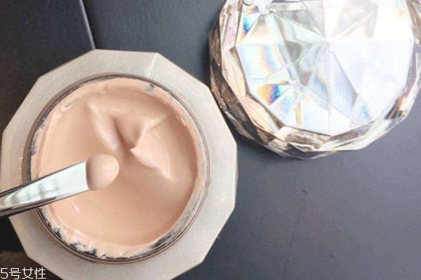 用湿粉膏还要用粉底嘛,什么粉底液保湿