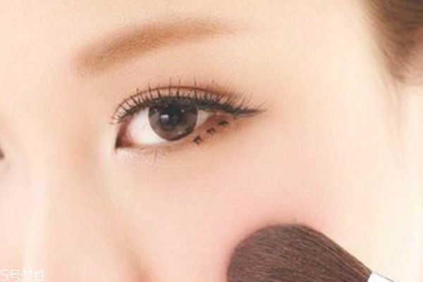 底妆搓泥怎么补救,上妆搓泥怎么补救