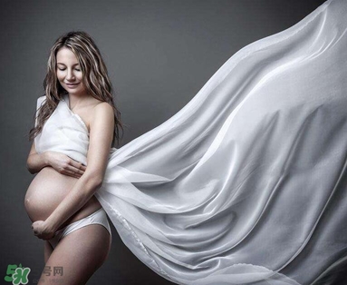 精华液和精华乳的区别(精华液跟精华乳有什么区别)