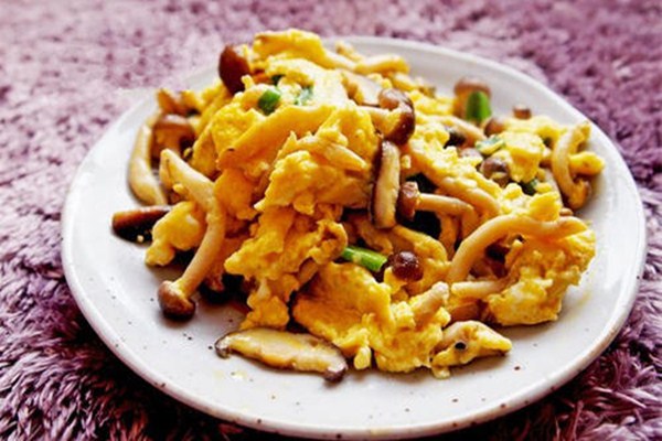 蟹味菇炒蛋有什么营养价值(蟹味菇可以炒鸡蛋吗)