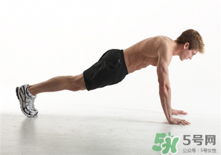 下斜俯卧撑(下斜俯卧撑练哪块肌肉)