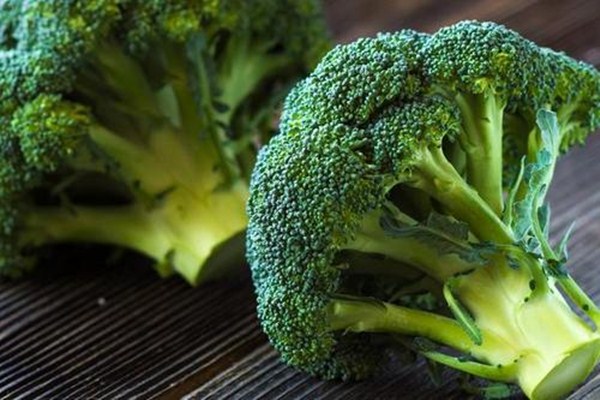 西兰花吃生的可以吗(西兰花吃生的可以吗?)