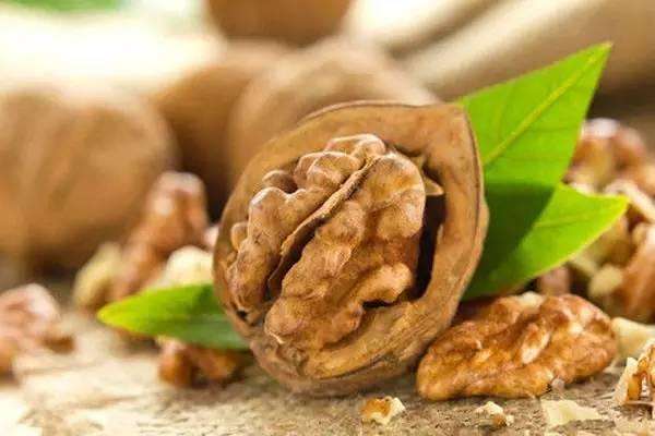 核桃过期了怎么处理(熟的核桃过期了怎么处理)