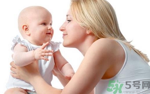 婴儿是抱着好还是躺着好,刚出生的孩子抱着好还是躺着好