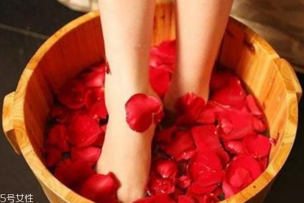 女性经期可以泡脚吗(请问月经来了可以泡脚吗) 女性经期可以泡脚吗(请问月经来了可以泡脚吗)