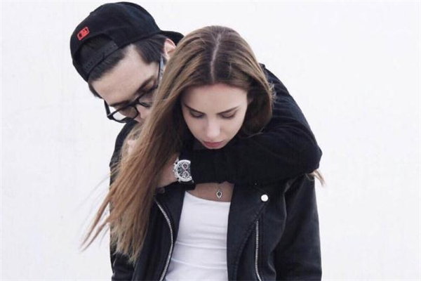 情侣性格太像好吗(性格相似的情侣合适吗)