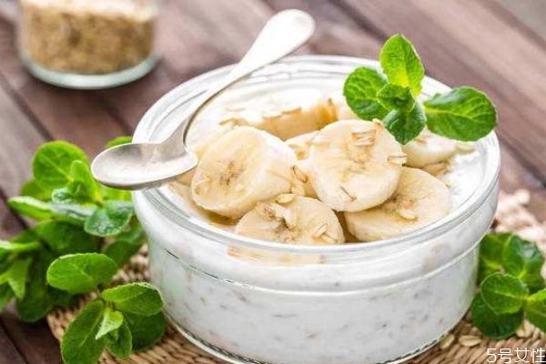 制作酸奶时应该选择什么牛奶呢(做酸奶要用什么牛奶)