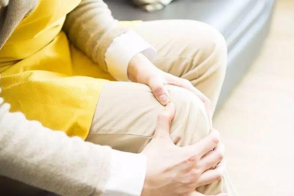 产后松弛素导致关节疼可以吃头孢消炎,产后激素变化会导致关节疼吗 产后松弛素导致关节疼可以吃头孢消炎,产后激素变化会导致关节疼吗