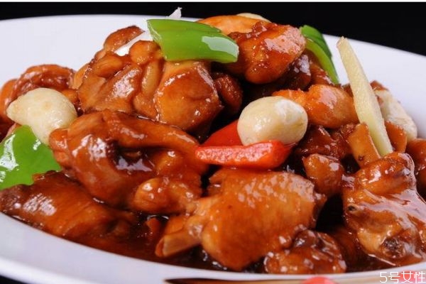 三杯鸡主要用到的食材是什么呢(三杯鸡的材料)