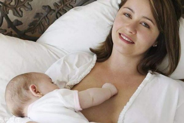 母乳变红色是怎么回事,母乳变红色